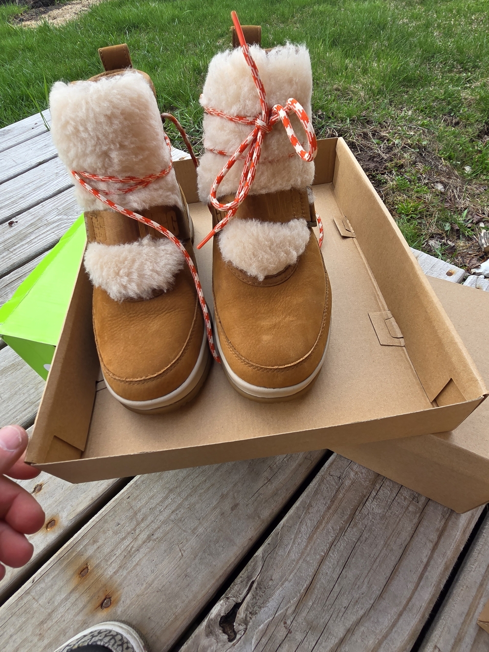 UGG Women's Classic Weather Hiker boots, Chestnut NIB